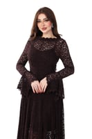 فستان بني داكن من الدانتيل الفاخر