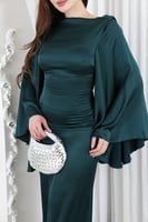 فستان طويل ساتان بأكمام كلوش