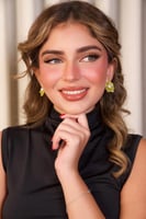 أقراط بتصميم زهرة صفراء مع لؤلؤة