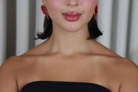 حلق ورقة شجر باللون الأحمر