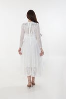 فستان دانتيل أبيض بتصميم أنثوي