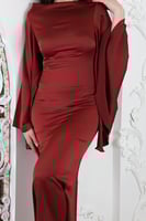 فستان ساتان طويل بأكمام كلوش