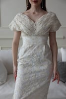 فستان دانتيل بثنايا على الصدر -