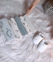 طقم استقبال مواليد أنيق بدرجات رمادية هادئة – أناق...