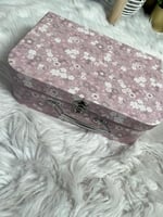 حقيبة ملونة من الورق المقوى باللون الوردي بطبعات ا...