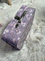 حقيبة ملونة من الورق المقوى باللون الموف مع طبعات...