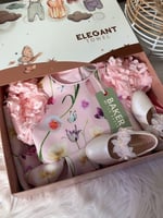 فستان بناتي وردي ناعم بنقوش زهرية – تصميم أنيق لعم...