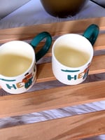 طقم أكواب سيراميك برسمة “Hello!” بيد فنية ملونة –...