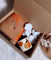 بوكس شتاء أنيق – شال ناعم وكوب للمشروبات الساخنة