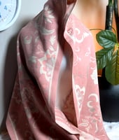 هدية شتوية فاخرة شال نسائي وردي مع طقم مبخرة خشبية...