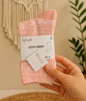 شال شتوي وردي صوف مع جوارب وكوب القهوة