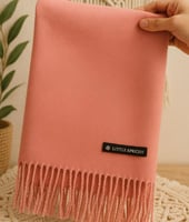 شال شتوي وردي صوف مع جوارب وكوب القهوة