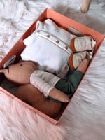 إطلالة راقية للمولود: طقم ماماز & باباز + لعبة مذر...