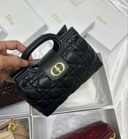 أسود