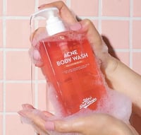 مومز باث غسول الجسم لتقليل ظهور حب الشباب