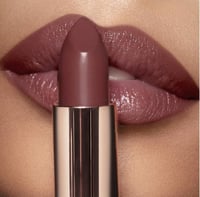 شارلوت تيلبوري طقم احمر شفاه ومحدد شفاه Pillow Tal...