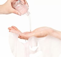 قناع مصل النياسين بالخوخ لترطيب وتوحيد لون البشرة...