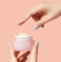 أنوا كريم من مستخلص الخوخ %77 والنياسين منشط ومرطب...