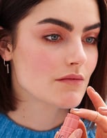 ايلف احمر خدود كريمي ستيك glimmering guava