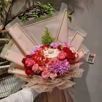 شوكلت بستاني وباقة ورد