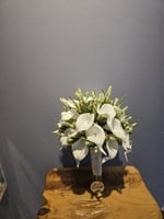 مسكة عروس ورد صناعي مع اللوقو 10186