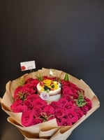 باقة ورد طبيعي 50 وردة وكيكة من نعمه مقاس 5 انش 10...