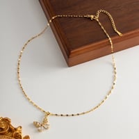 قلادة فراشة متدلية