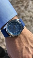 ساعة رجالية بسير جلد بلون ازرق إطار فضي