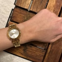 ساعة نسائية ذهبية انيقة بميناء ابيض