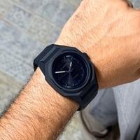 الساعة الكاربون باللون الأسود