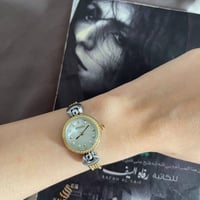 ساعة نسائية دائرية باللون الذهبي والفضي مينا أبيض