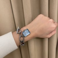 ساعة نسائية علي شكل قفل فيروزي