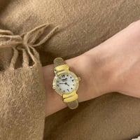 ساعة نسائية ذهبية بأرقام عربية مينا أبيض