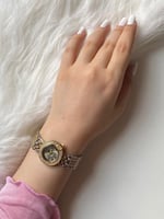 ساعة نسائية باللونين الذهبي والسيلفر وميناء اصفر