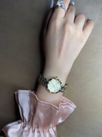 ساعة نسائية انيقة مزخرفة بميناء ابيض