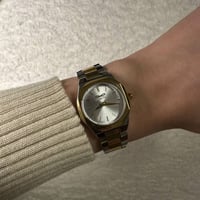 ساعة نسائية معدن باللونين الرمادي والذهبي