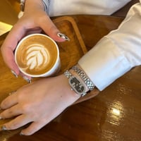 ساعة نسائية بتصميم فندي