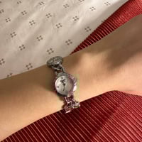 ساعة فضية أنيقة