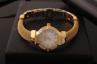 ساعة نسائية ذهبية بأرقام عربية مينا أبيض