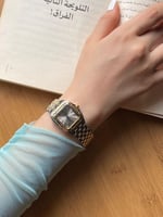ساعة نسائية مربعة باللونين الذهبي والفضي