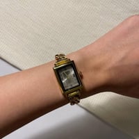 ساعة ذهبية مستطيلة