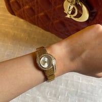 ساعة معدن نسائيه دائريه ذهبي