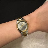 ساعة نسائية معدن باللونين الفضي والذهبي