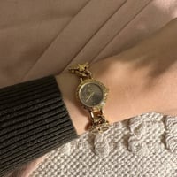 ساعة ذهبية أنيقة