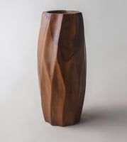 مزهرية خشبية محفورة يدويا