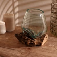 مزهرية زجاجية شفافة مصنوعة يدويًا مع قاعدة خشبية