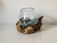 مزهرية زجاجية شفافة مصنوعة يدويًا مع قاعدة خشبية