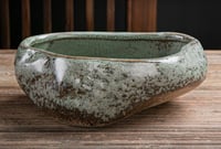 وعاء زهور من السيراميك المعتق