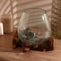 مزهرية زجاجية شفافة مصنوعة يدويًا مع قاعدة خشبية