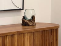 مزهرية زجاجية شفافة مصنوعة يدويًا مع قاعدة خشبية